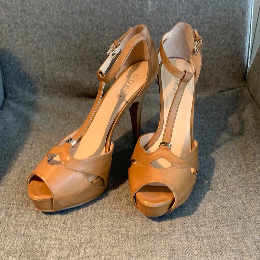 Guess Heels Sz 7.5 tan/nude